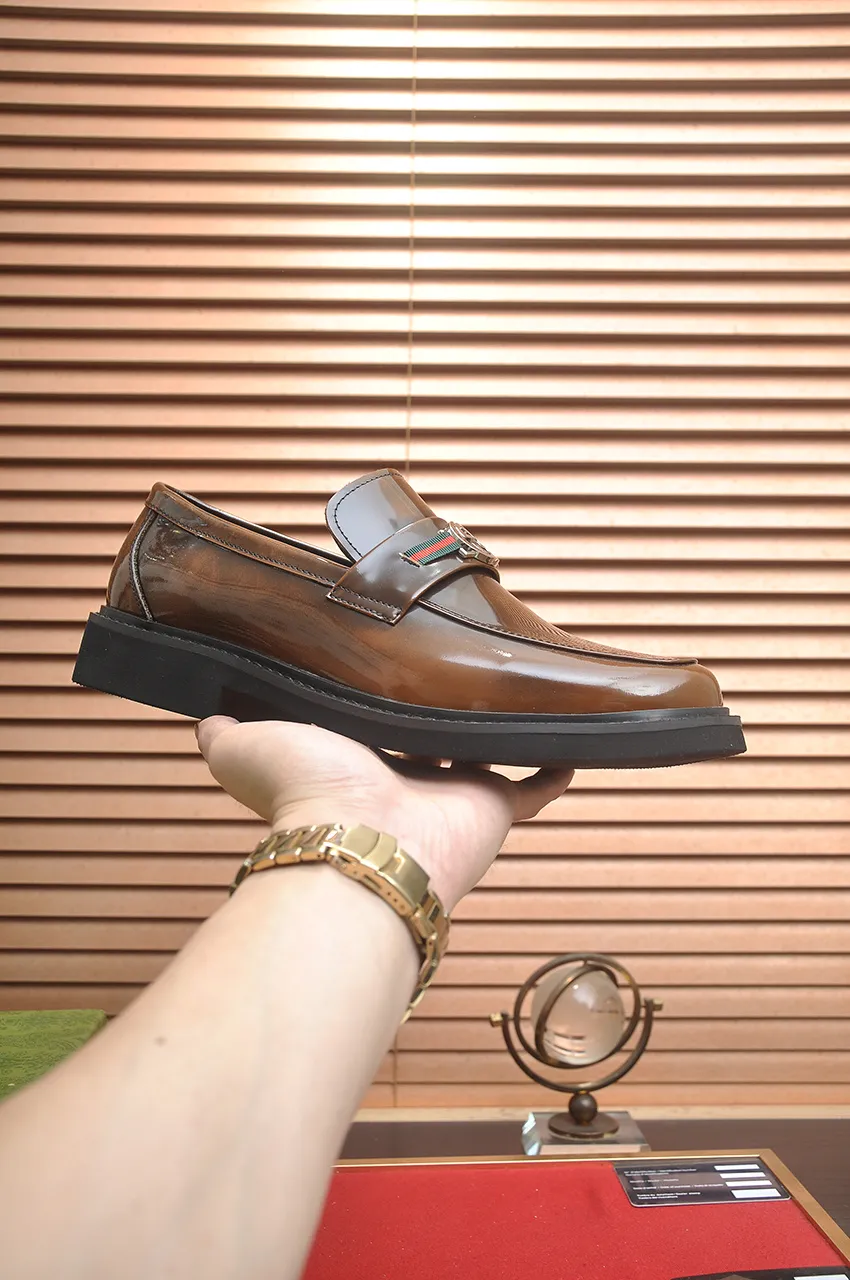 Men's shoes💰540💶Italy's top luxury men's shoe giant (GUCCI) (Gucci) (full cowhide lining) new arrival🍃Original European style🔰 Pleasant to the eye😍In order to make the shoes more durable and non-deformable🌀The production continues to follow traditional methods but there is still no lack of innovation💪Choose original sheepskin for the leather♻️ Smooth and natural And extra bright ⭐Made of imported cowhide, the first choice of rich people 38-45 (45 customized)